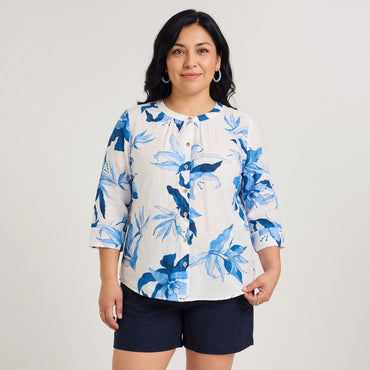 Blusa Escote Mao Manga 3/4 Estampada Azul en modelo plus size