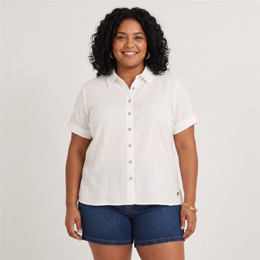 Blusa Manga Corta Plumeti Blanco en modelo plus size