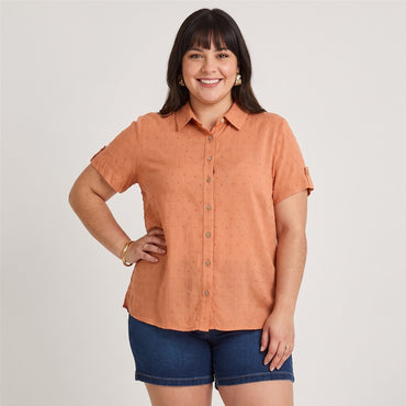 Blusa Manga Corta Plumeti Terracota en modelo plus size