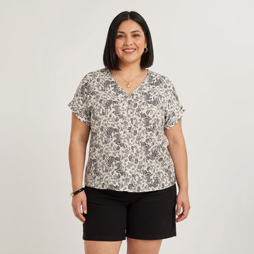 Blusa Manga Corta Estampada con Lurex Crudo en modelo plus size