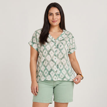 Blusa Manga Corta Estampada con Lurex Verde en modelo plus size