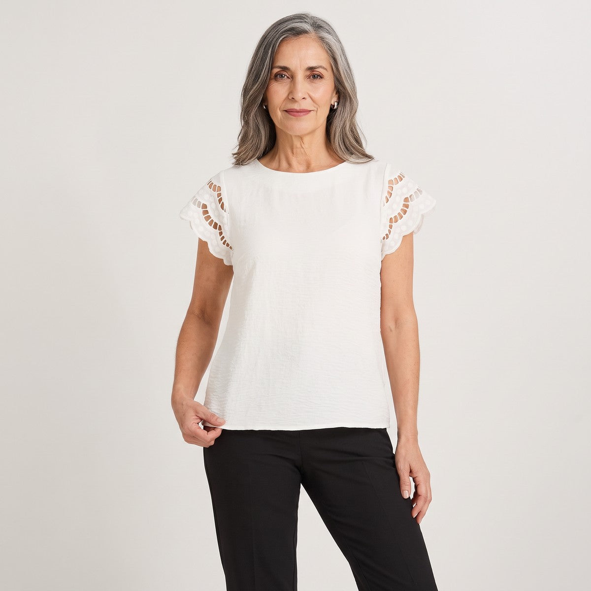 Blusa Manga Broderie Lisa Blanco en modelo adulta
