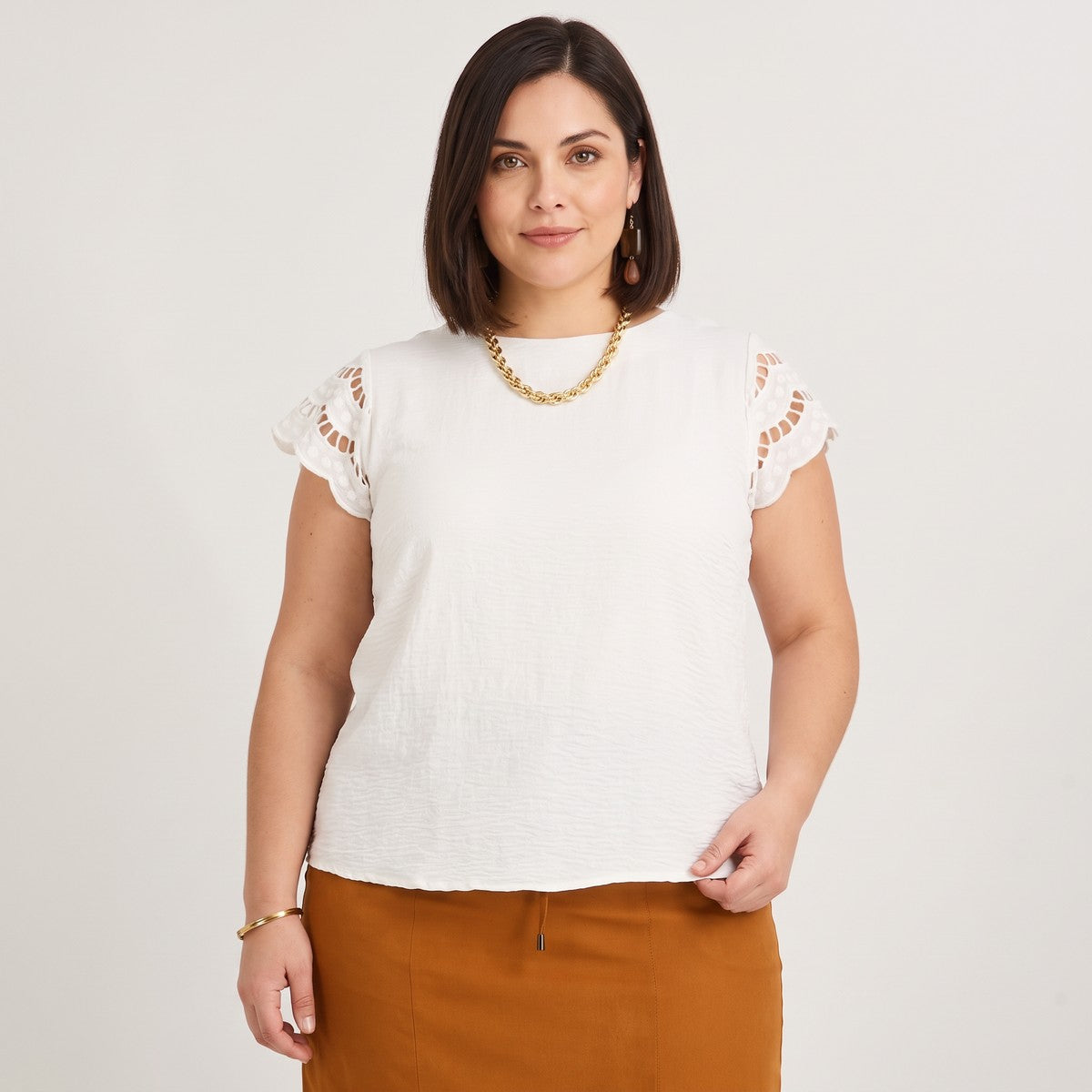 Blusa Manga Broderie Lisa Blanco en modelo plus size
