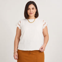 Blusa Manga Broderie Lisa Blanco en modelo plus size