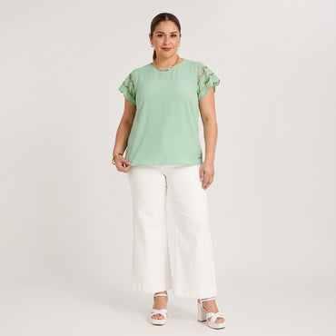 Blusa Manga Broderie Lisa Verde en modelo plus size