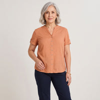 Blusa Manga Corta Plumeti Terracota en modelo adulta