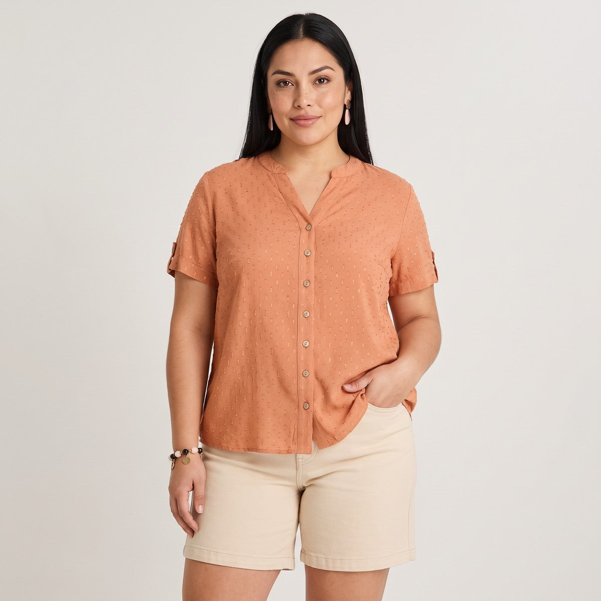 Blusa Manga Corta Plumeti Terracota en modelo plus size