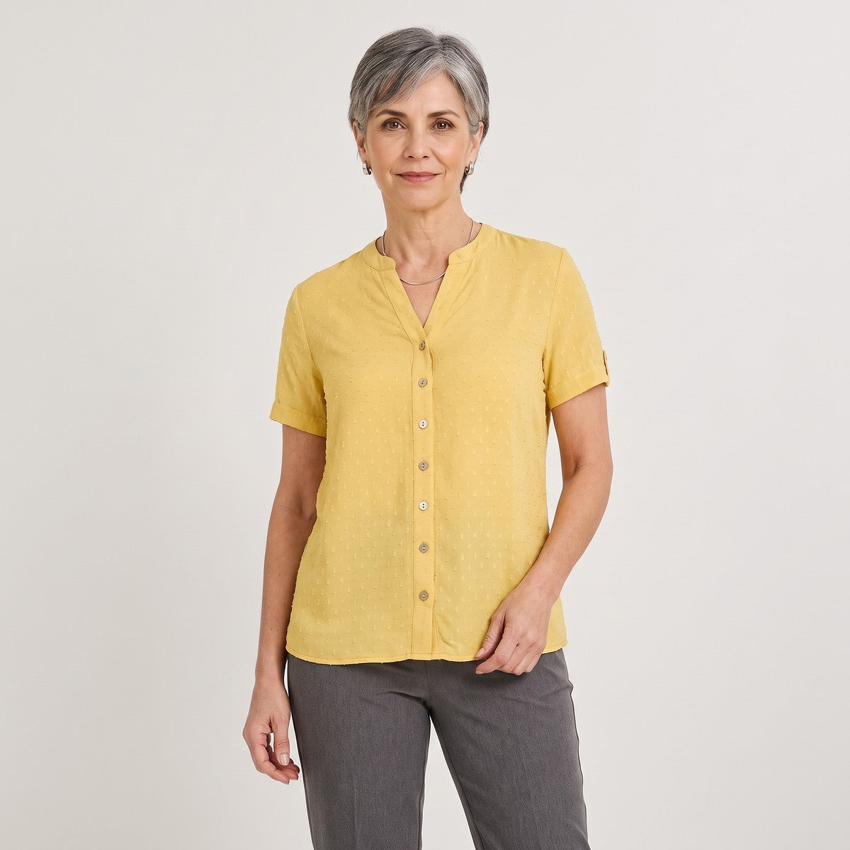 Blusa Manga Corta Plumeti Mostaza en modelo adulta
