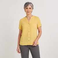 Blusa Manga Corta Plumeti Mostaza en modelo adulta