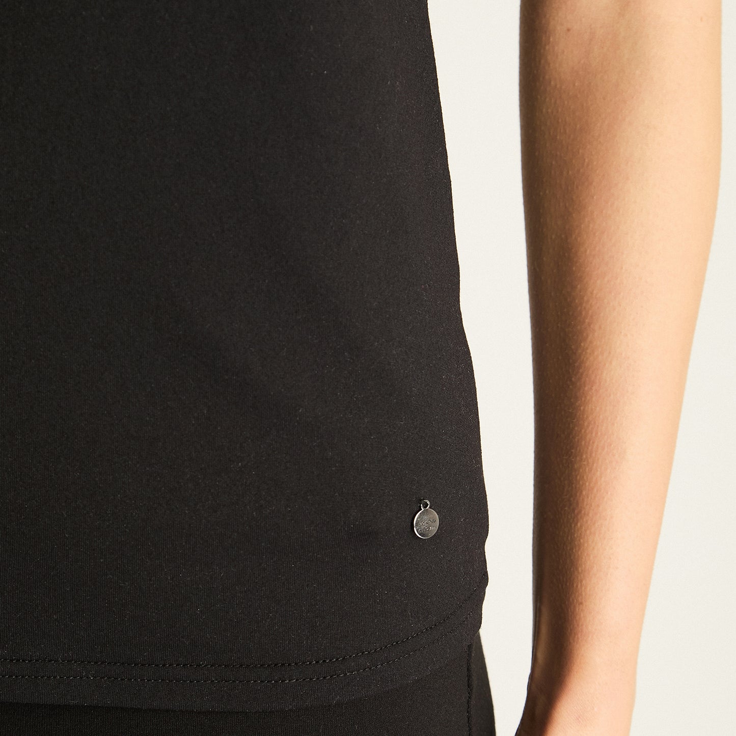 Peto Negro de Calce Ajustado