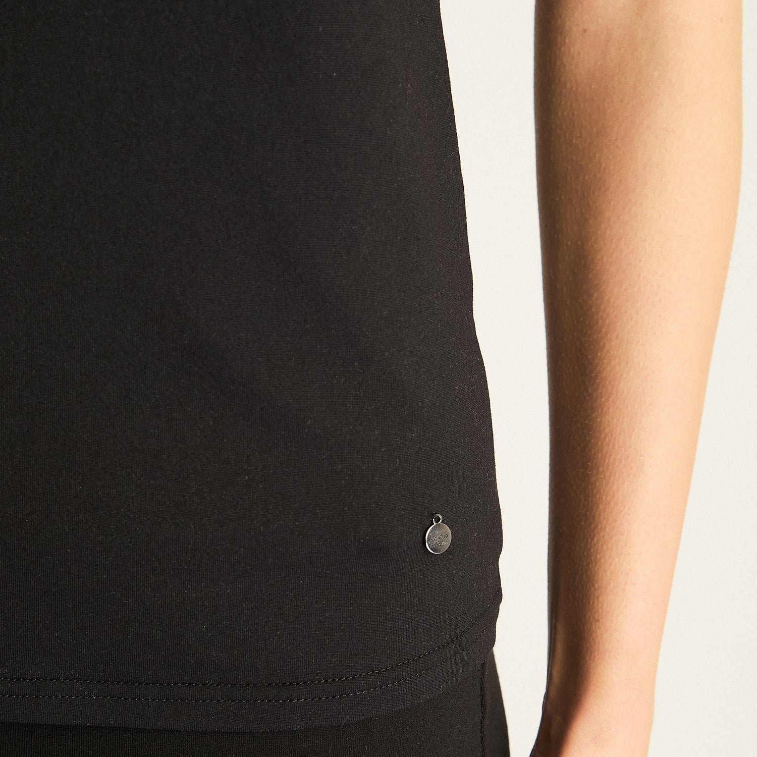 Peto Negro de Calce Ajustado