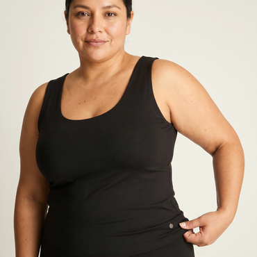 Peto Negro Sin Mangas en modelo plus size