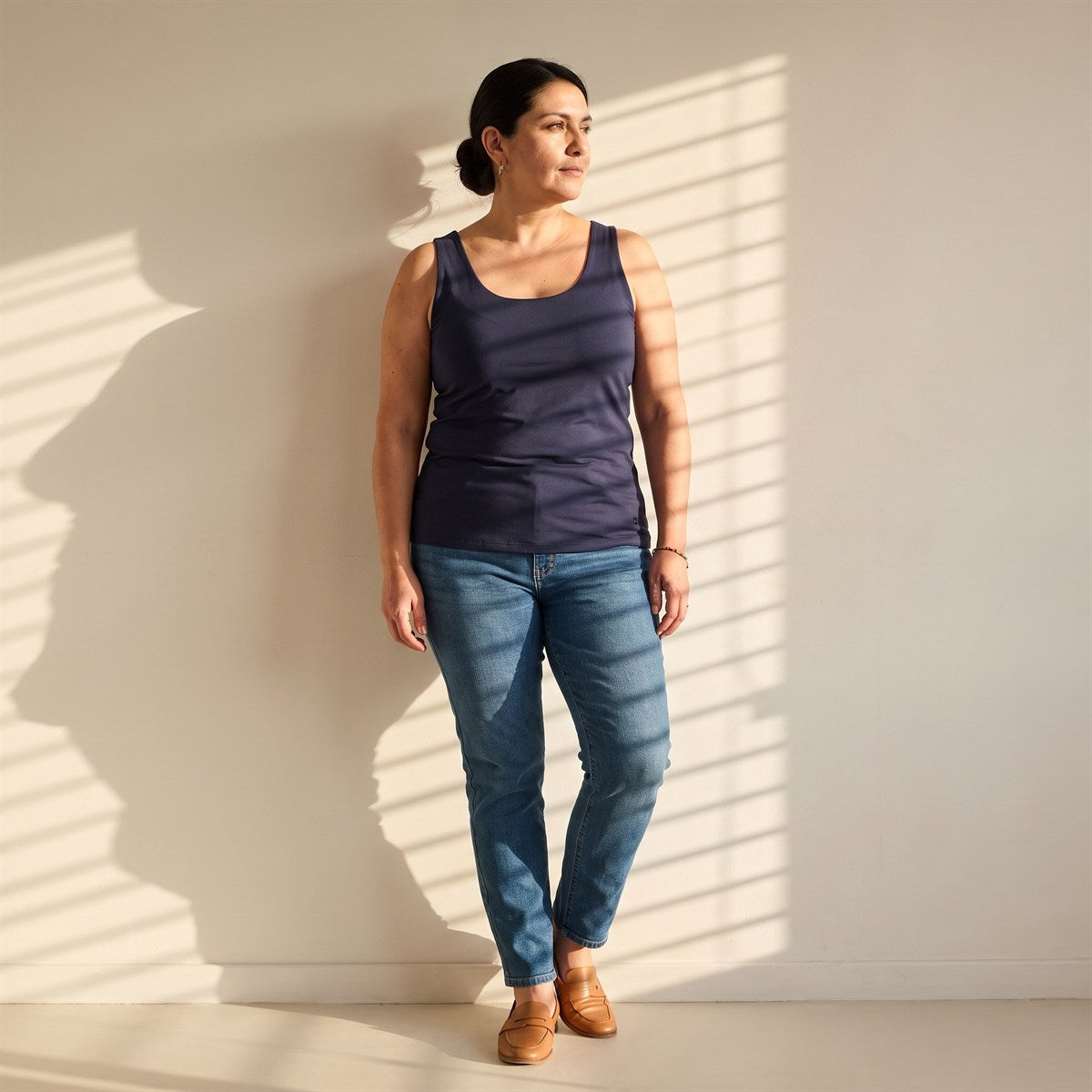 Peto Azul Sin Mangas con Calce Ajustado lifestyle