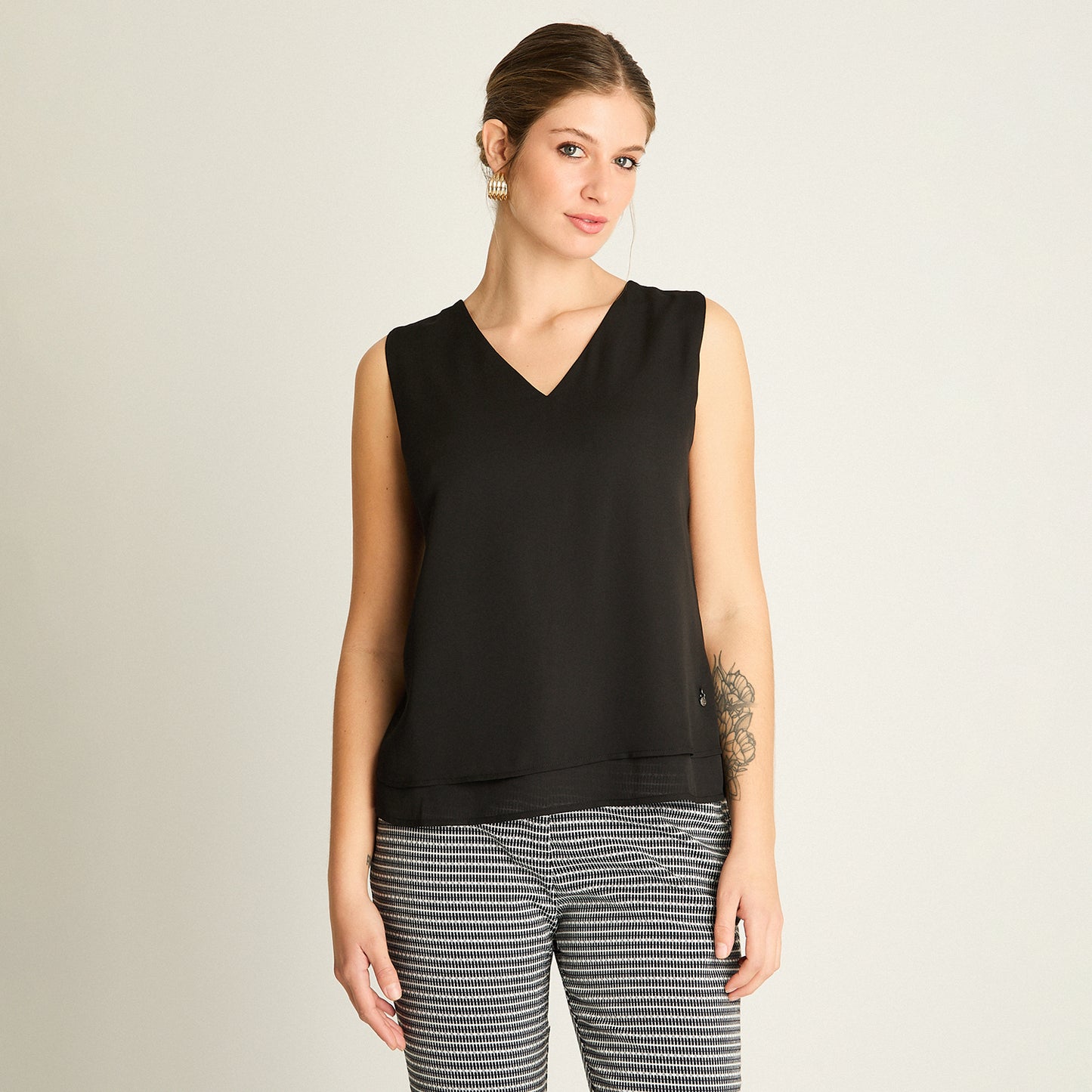 Peto Negro con Escote V y Volante