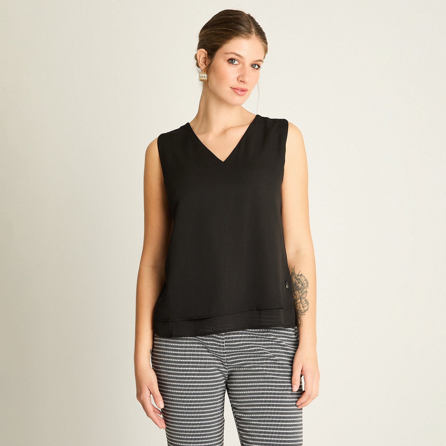 Peto Negro con Escote V y Volante