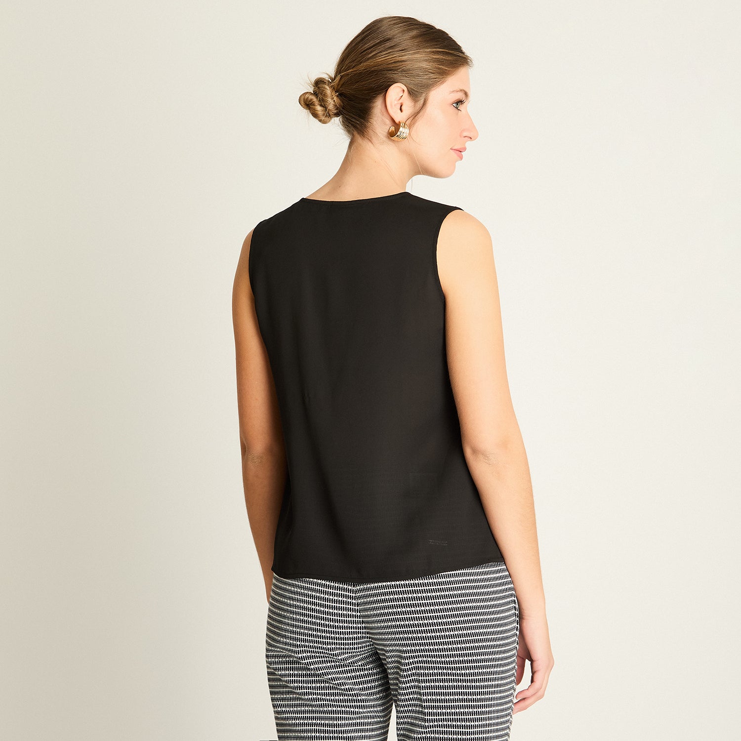 Peto Negro con Escote V y Volante