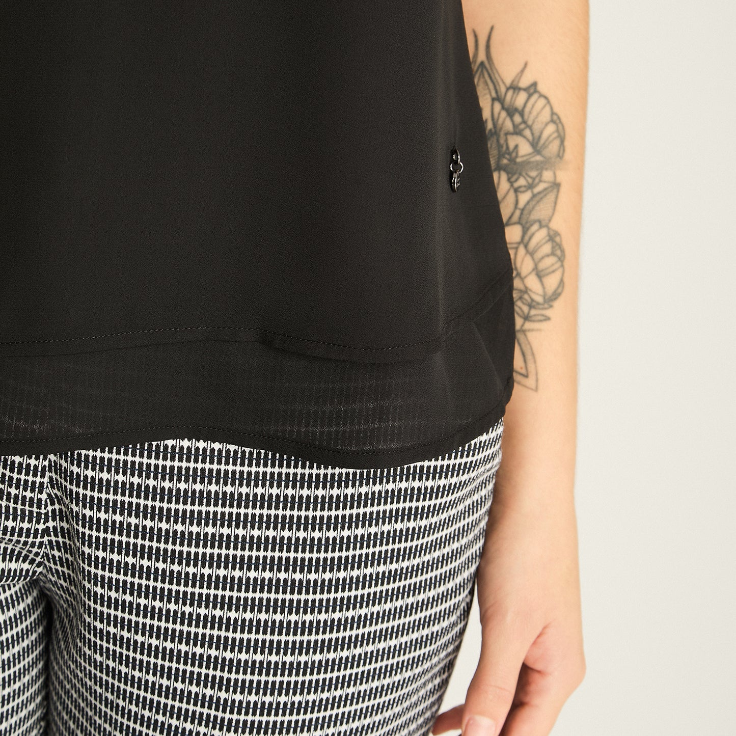 Peto Negro con Escote V y Volante