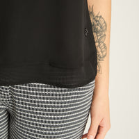 Peto Negro con Escote V y Volante