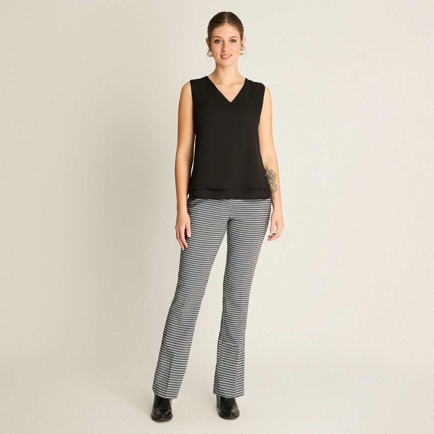 Peto Negro con Escote V y Volante