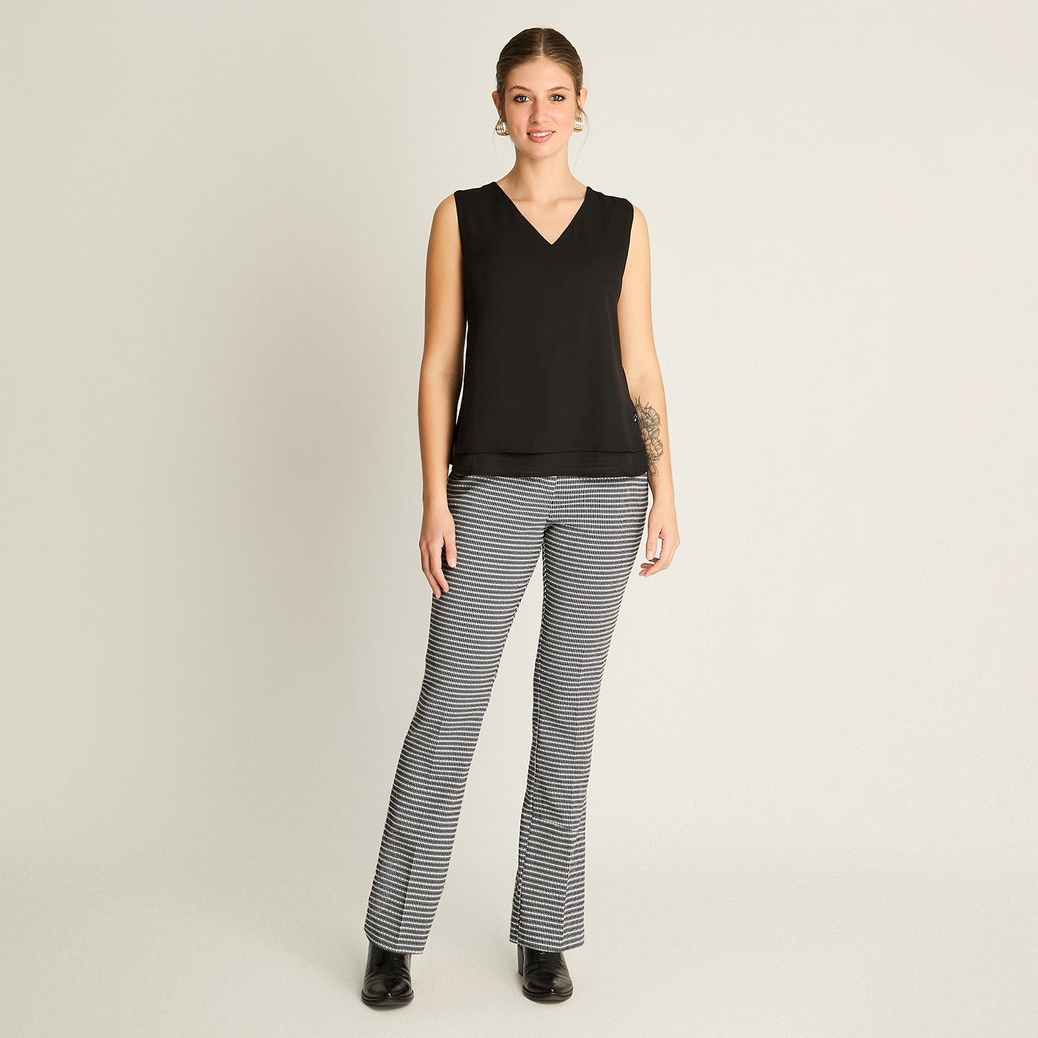 Peto Negro con Escote V y Volante