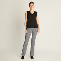 Peto Negro con Escote V y Volante