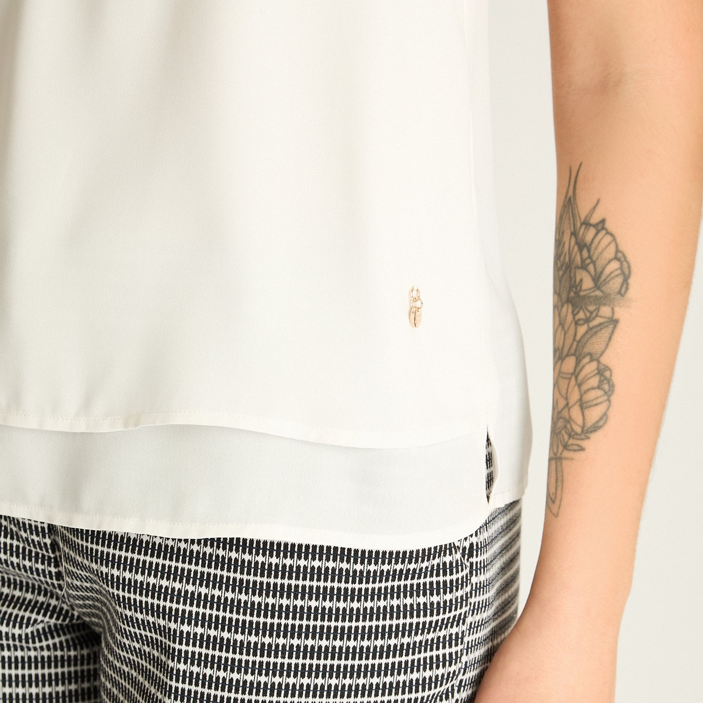 Blusa Crudo Escote V con Doble Capa