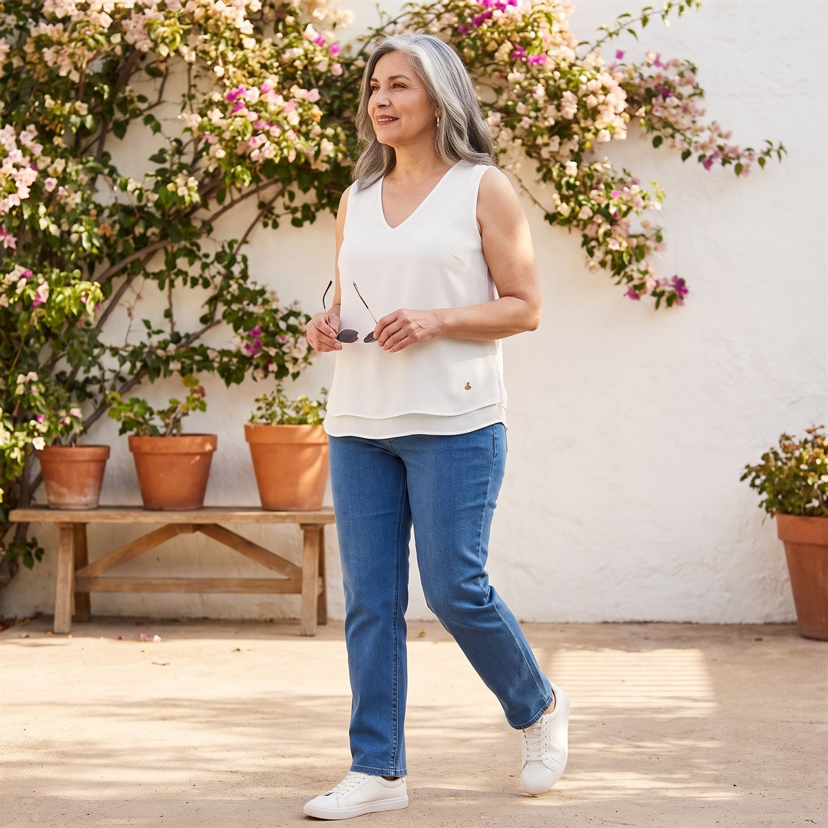 Blusa Crudo Escote V con Doble Capa lifestyle