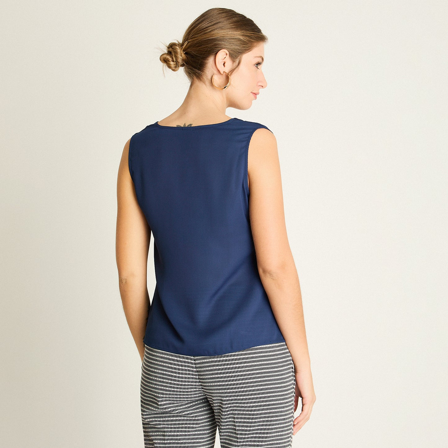 Blusa Azul Escote V con Doble Capa