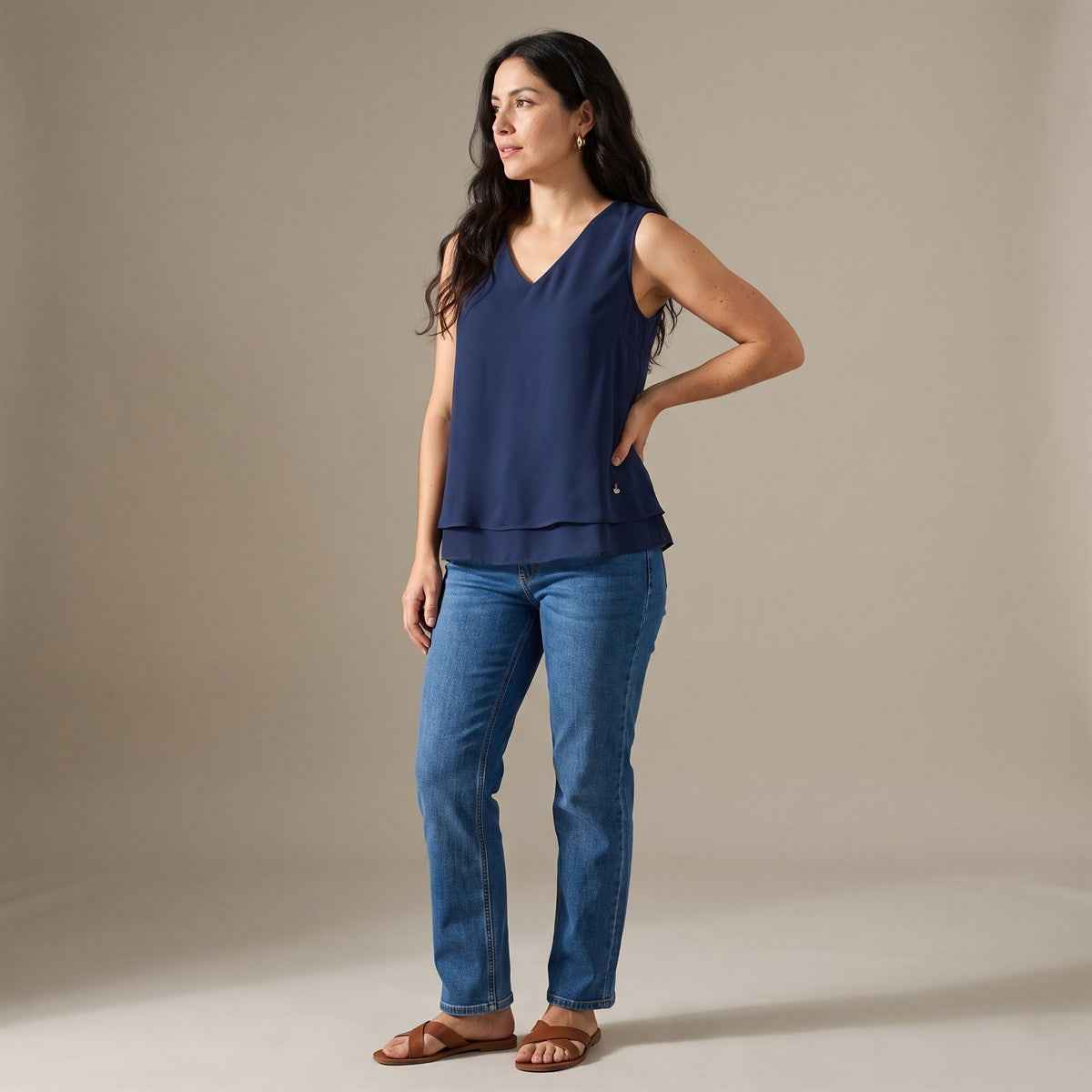 Blusa Azul Escote V con Doble Capa lifestyle