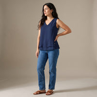 Blusa Azul Escote V con Doble Capa lifestyle