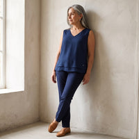 Blusa Azul Escote V con Doble Capa lifestyle