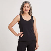 Polera Básica sin Mangas Negro en modelo adulta