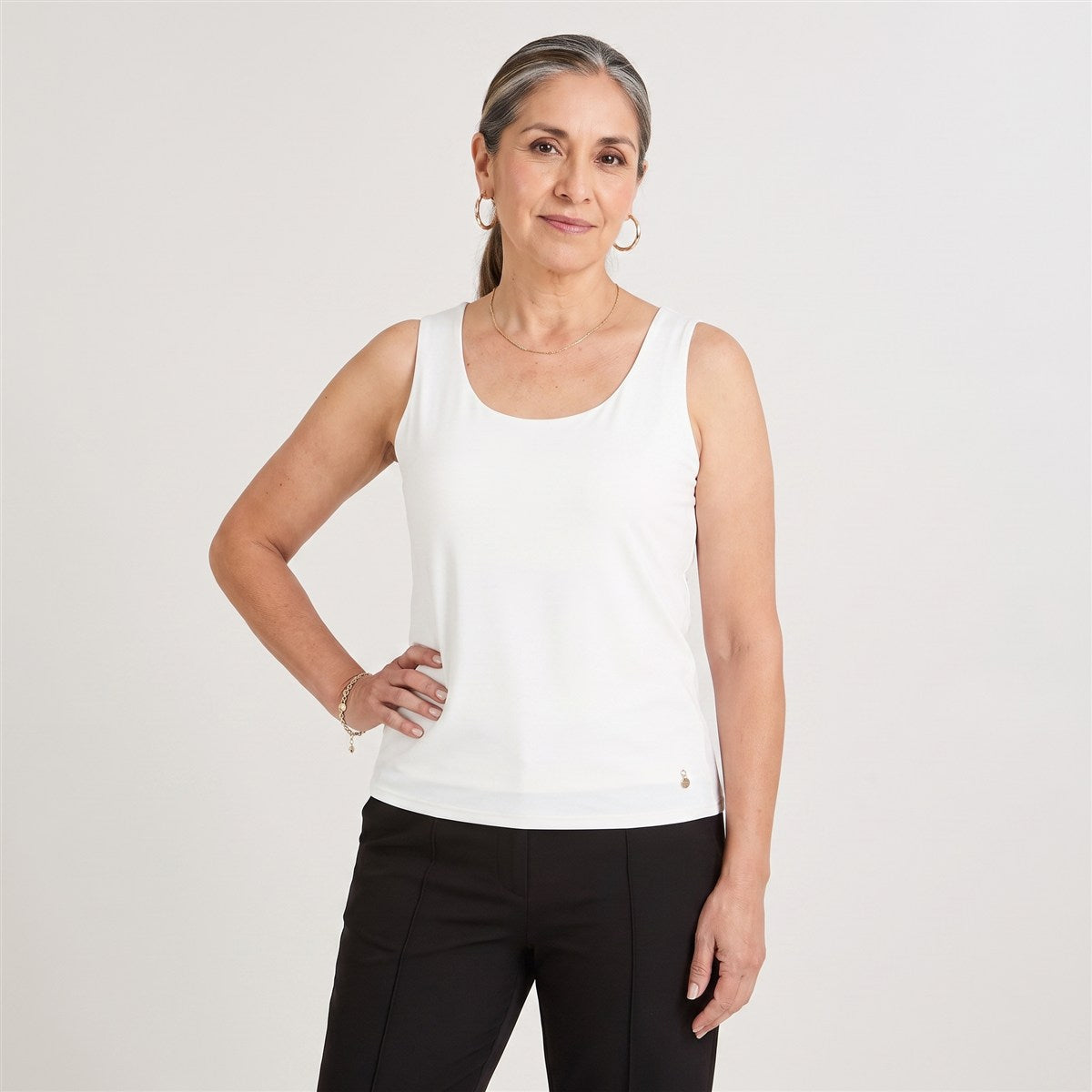 Polera Básica sin Mangas Blanco en modelo adulta