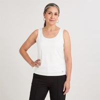 Polera Básica sin Mangas Blanco en modelo adulta