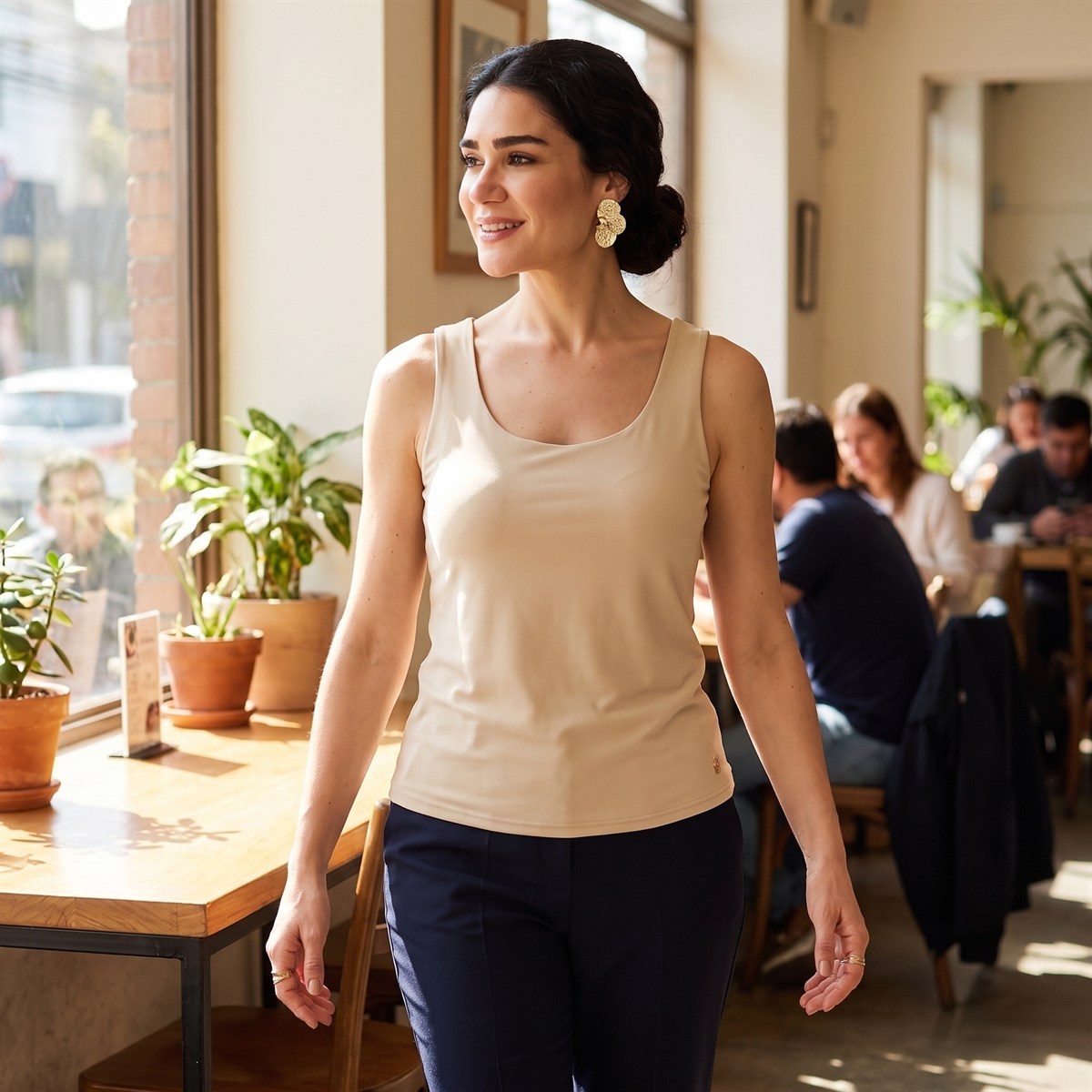 Polera Básica sin Mangas Beige lifestyle