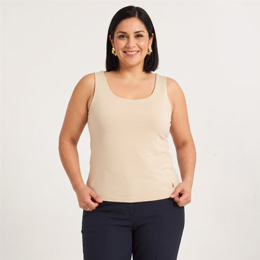 Polera Básica sin Mangas Beige en modelo plus size