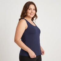 Polera Básica sin Mangas Azul en modelo plus size