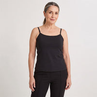 Polera Básica Manga Pabilo Negro en modelo adulta
