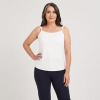 Polera Básica Manga Pabilo Blanco en modelo adulta