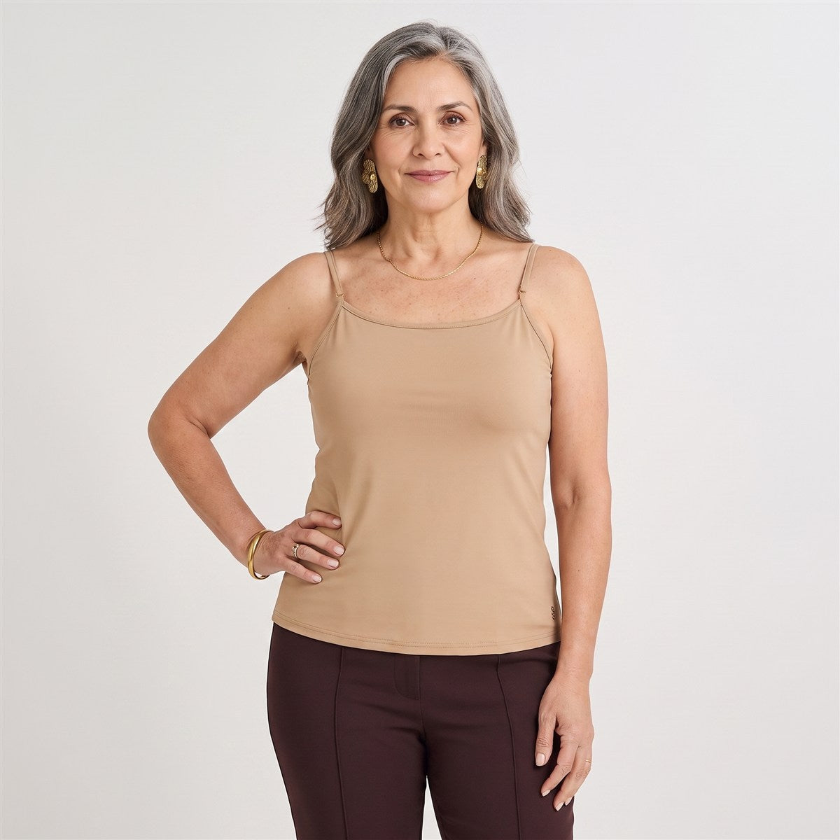 Polera Básica Manga Pabilo Café en modelo adulta