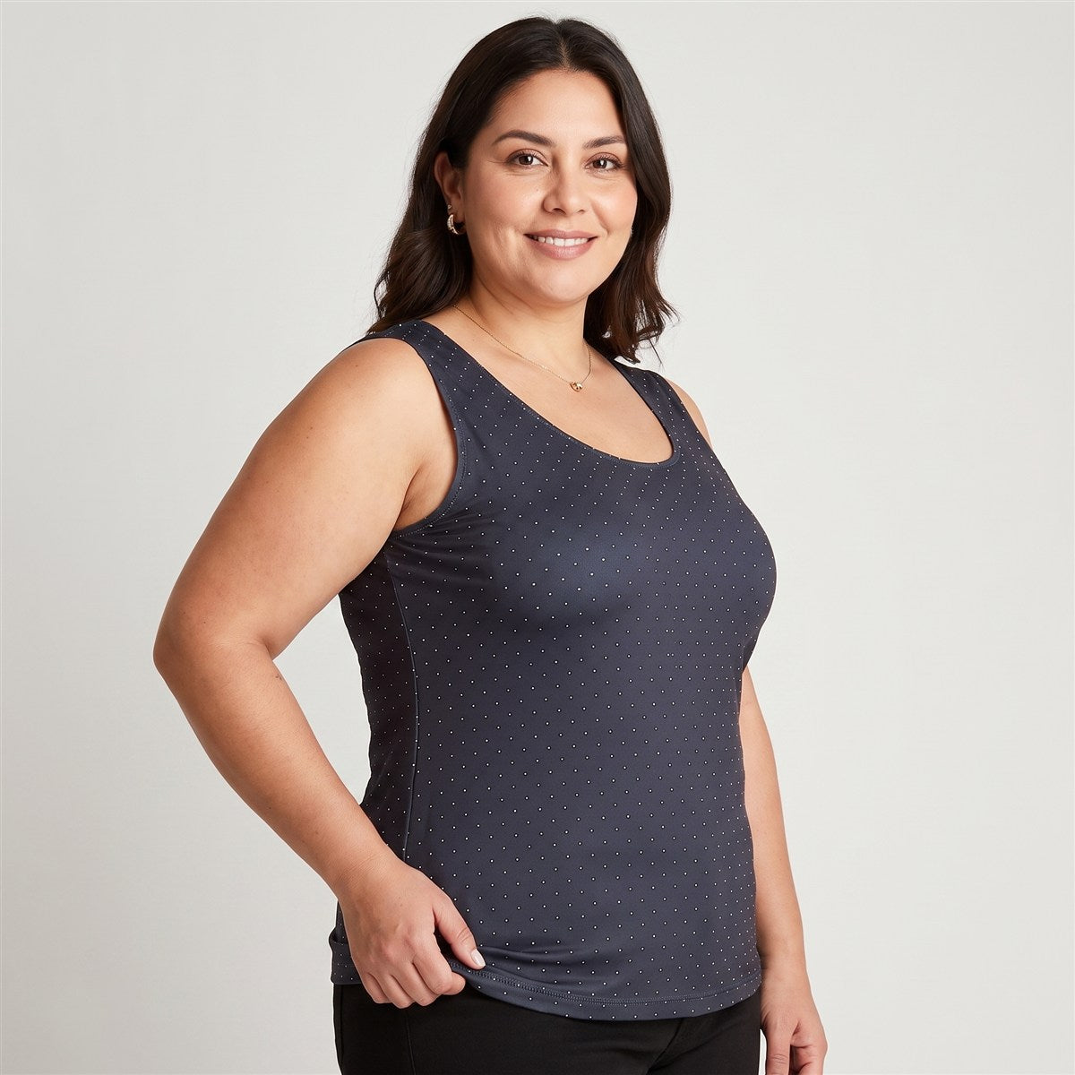 Polera Sin Mangas Azul Estampado Lunares en modelo plus size