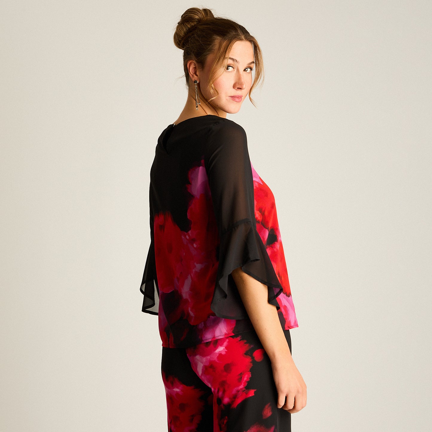 Túnica Floral en Contraste Negro