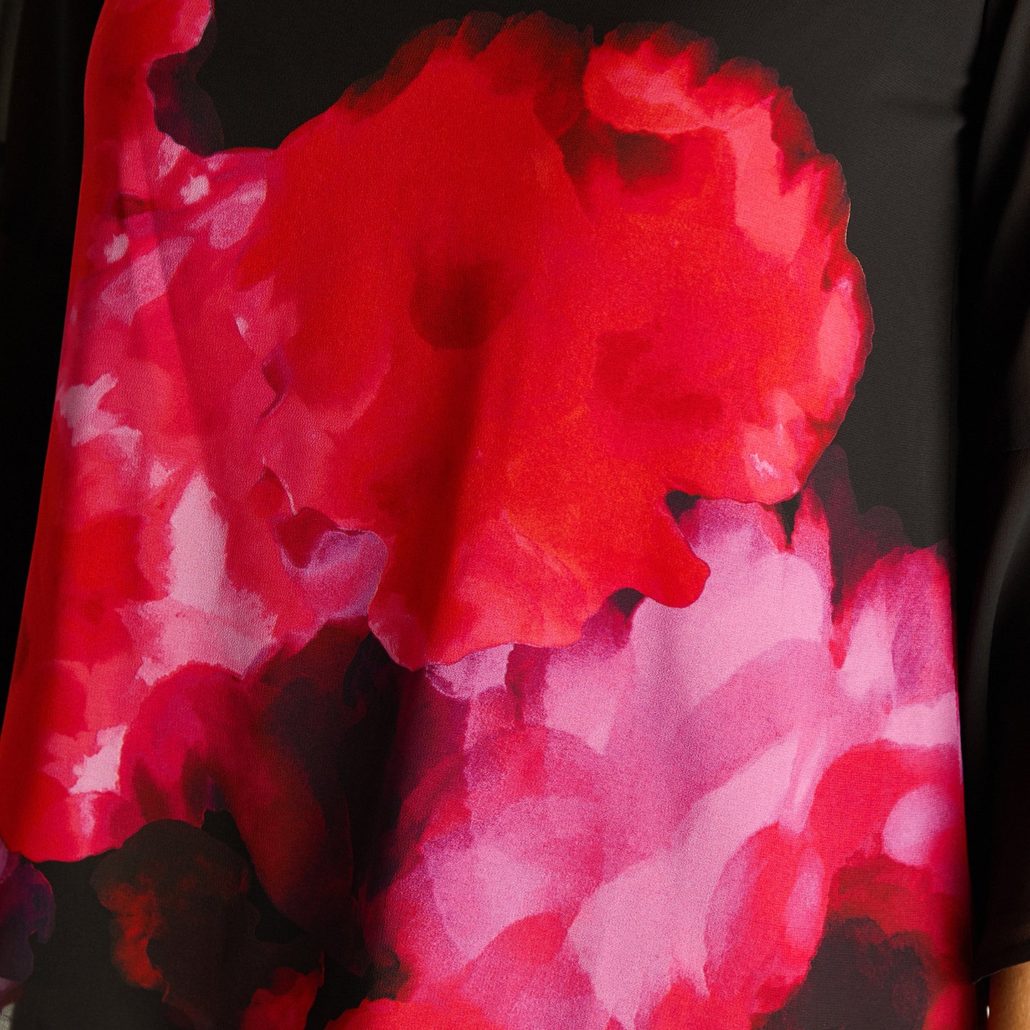 Túnica Floral en Contraste Negro