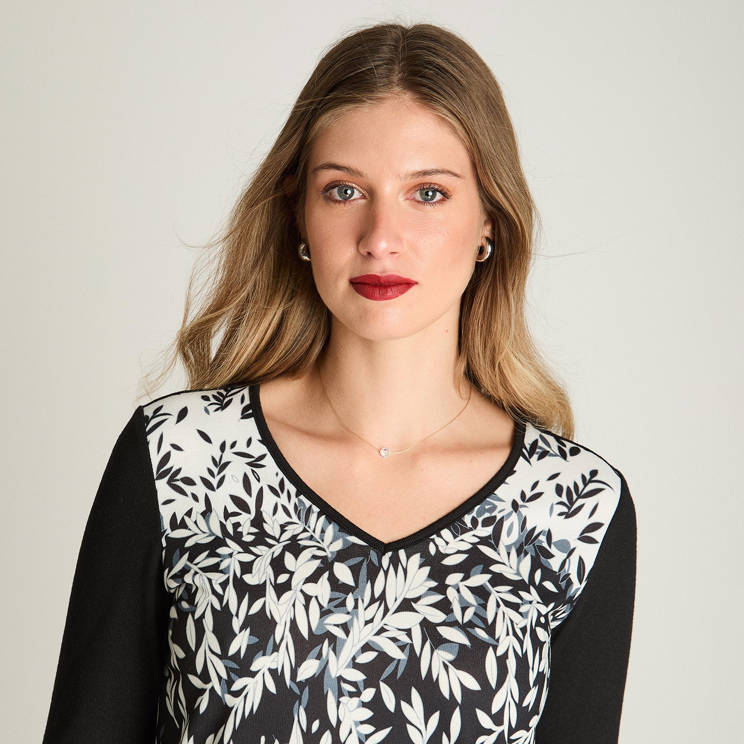 Polera Tejida Escote V Estampada Negro Lorenzo Di Pontti