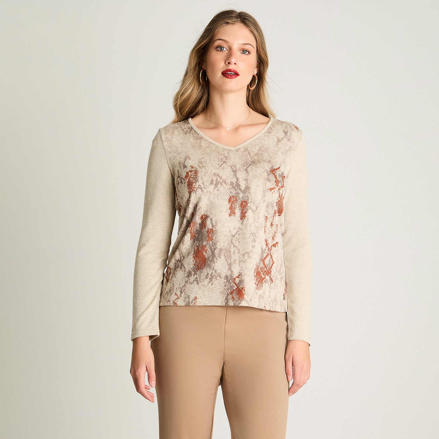 Polera Tejida Escote V Estampada Beige Lorenzo Di Pontti