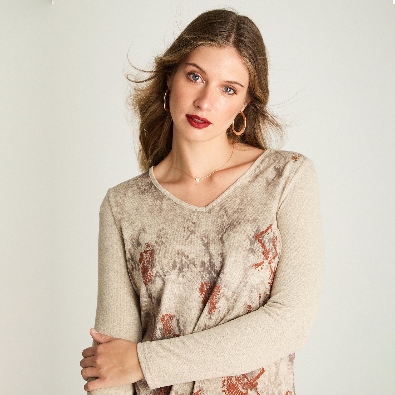 Polera Tejida Escote V Estampada Beige Lorenzo Di Pontti