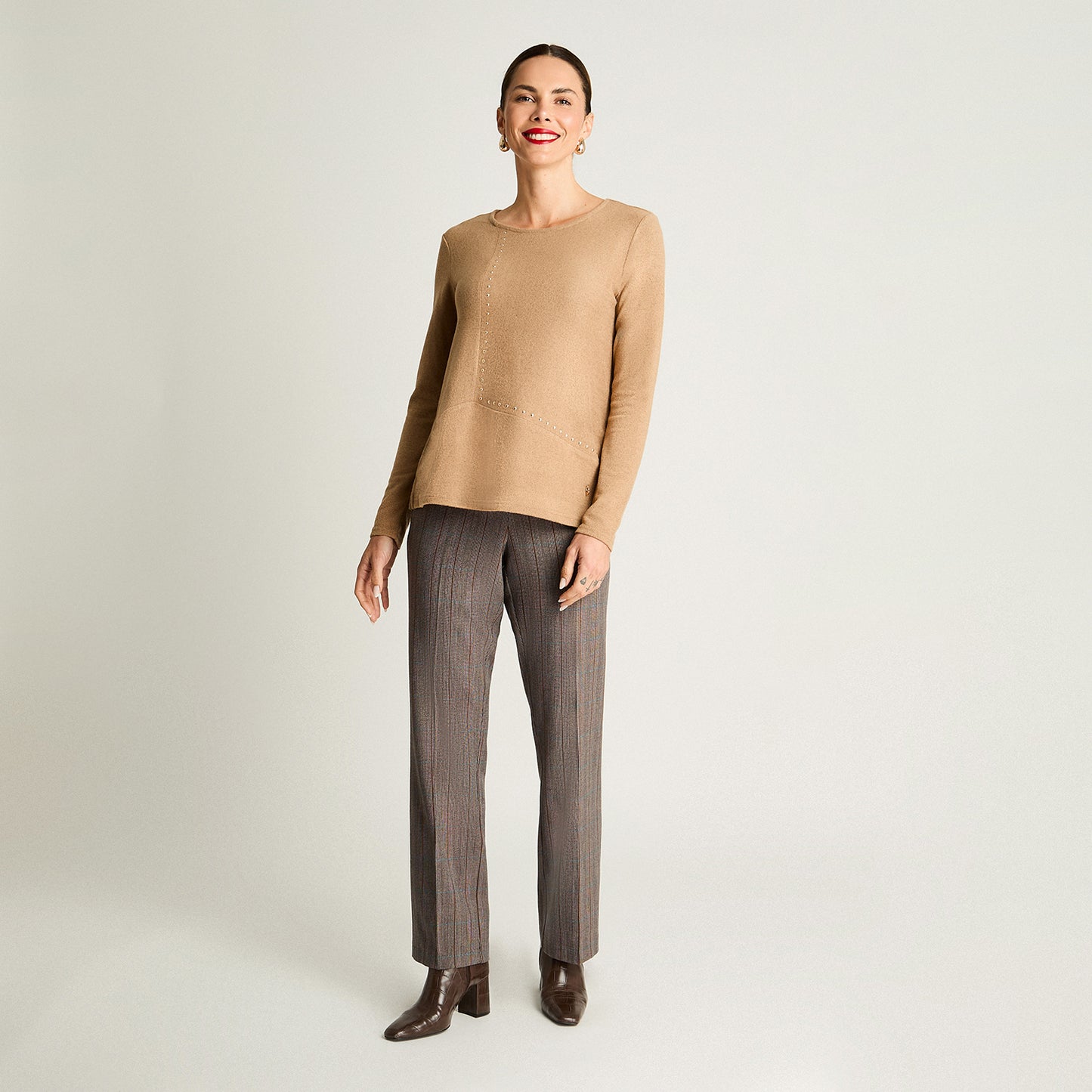 Polera De Lanilla Escote Redondo Con Aplicación De Tachas Camel Lorenzo Di Pontti