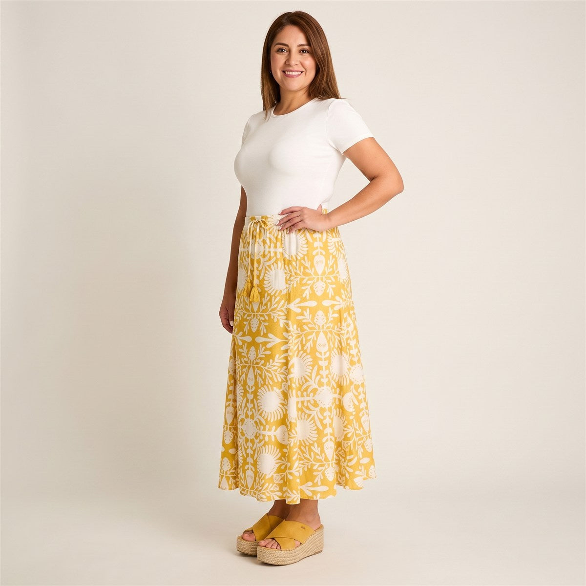 Falda Mostaza Maxi No Elasticado Calce Normal en modelo plus size