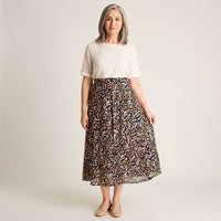 Falda Azul Maxi Calce Normal en modelo adulta