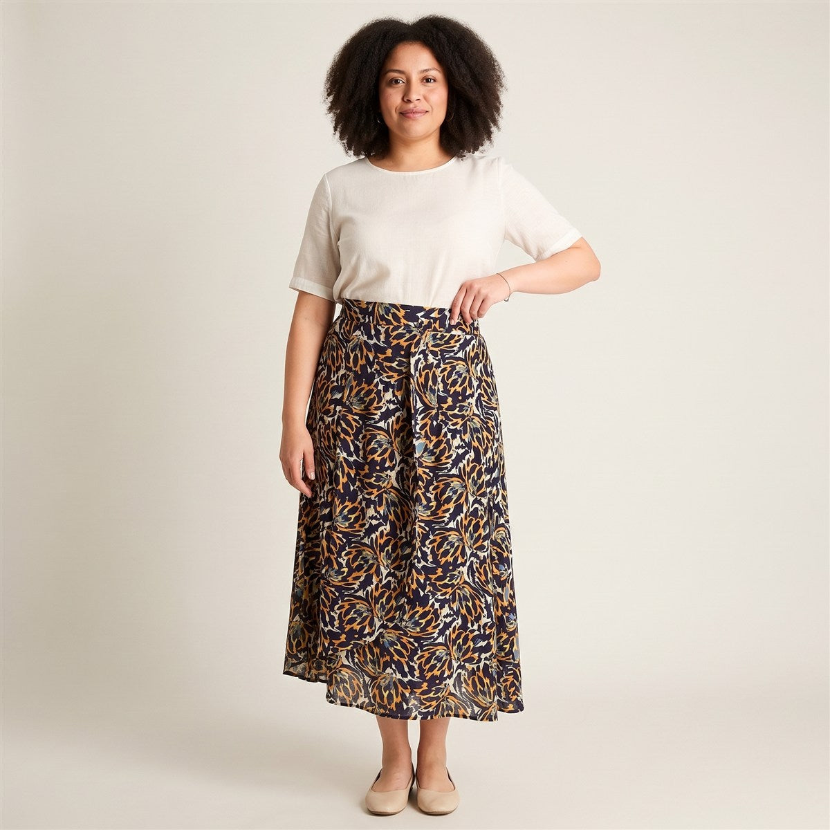 Falda Azul Maxi Calce Normal en modelo plus size